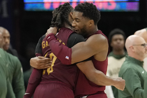 NBA:骑士险胜雄鹿,创8-0队史最佳开局