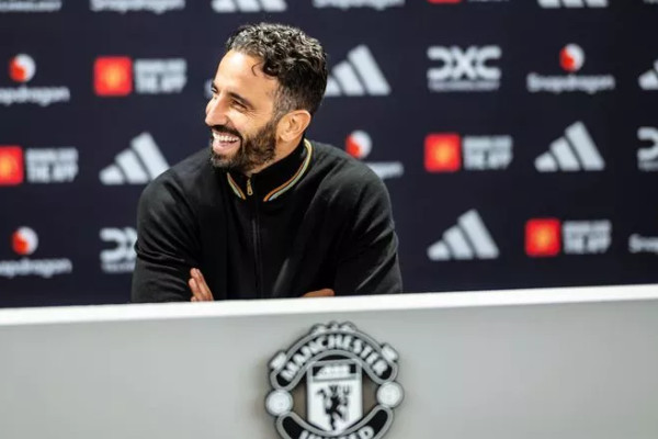 鲁本·阿莫林打算坚持他的理念和3-4-3阵型,并让曼联球员适应这种结构